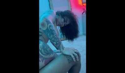 Tattedupholly riding a BBC while watching Netflix